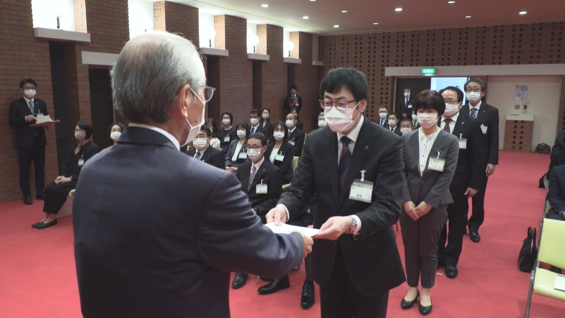 上越市で退職者に辞令交付 次の一歩踏み出す