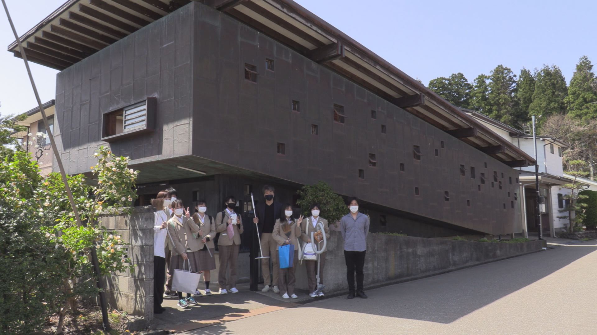 建築は冒険だ！ 高校生が「斜めの家」見学