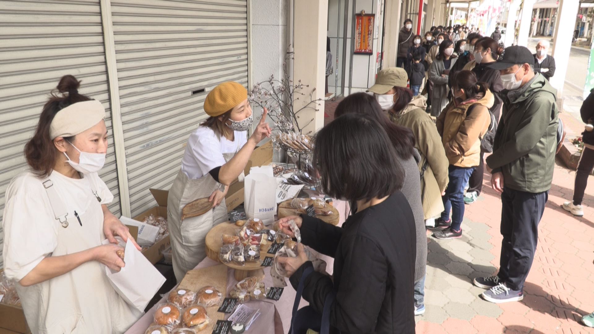 本町商店街に行列 春のパン祭り