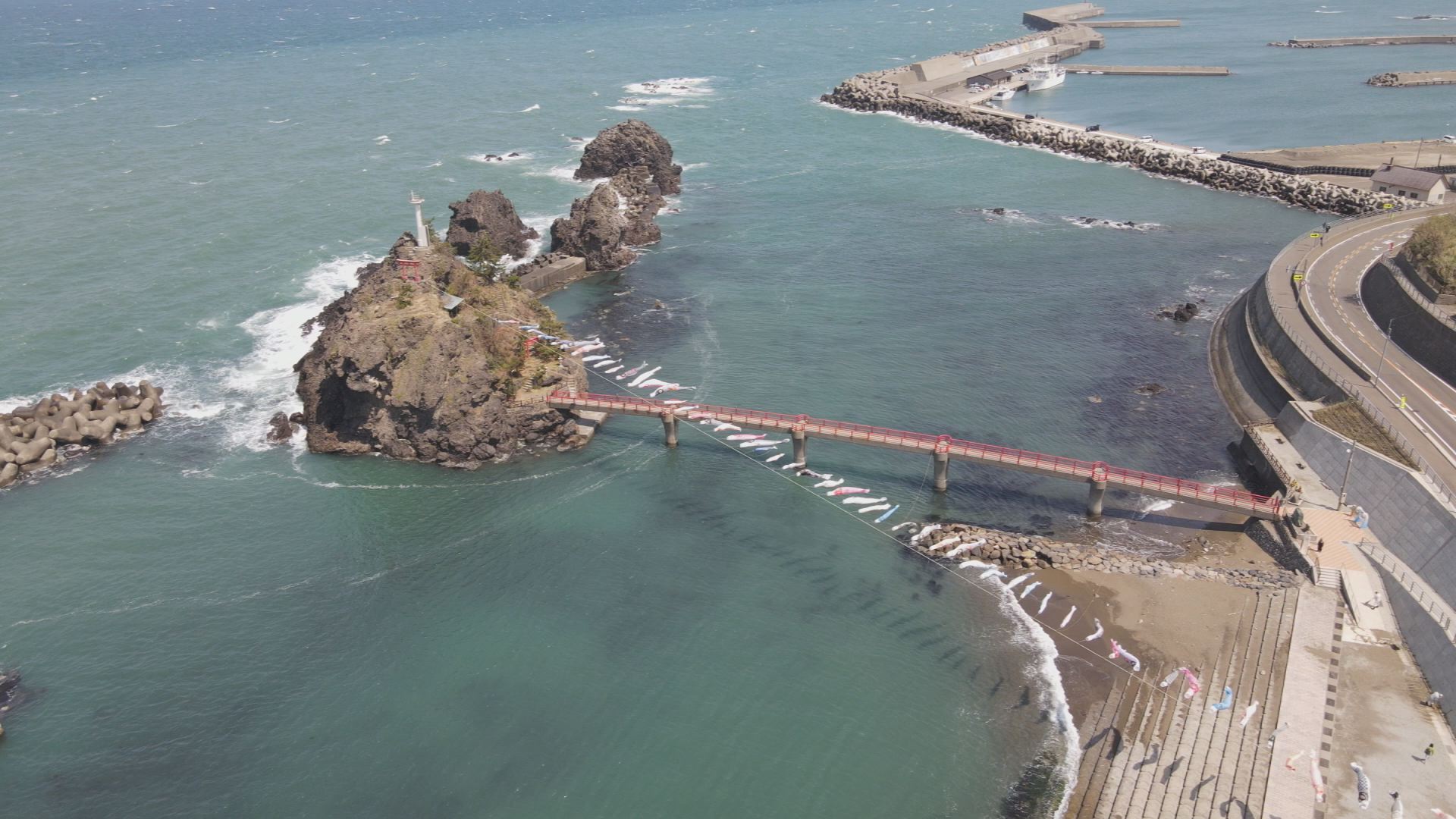 糸魚川市能生 弁天岩に鯉のぼり！