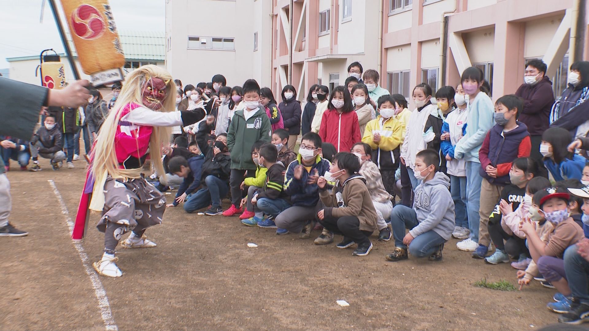 来年の門付け願う厄払い 春日鬼組が舞を披露！