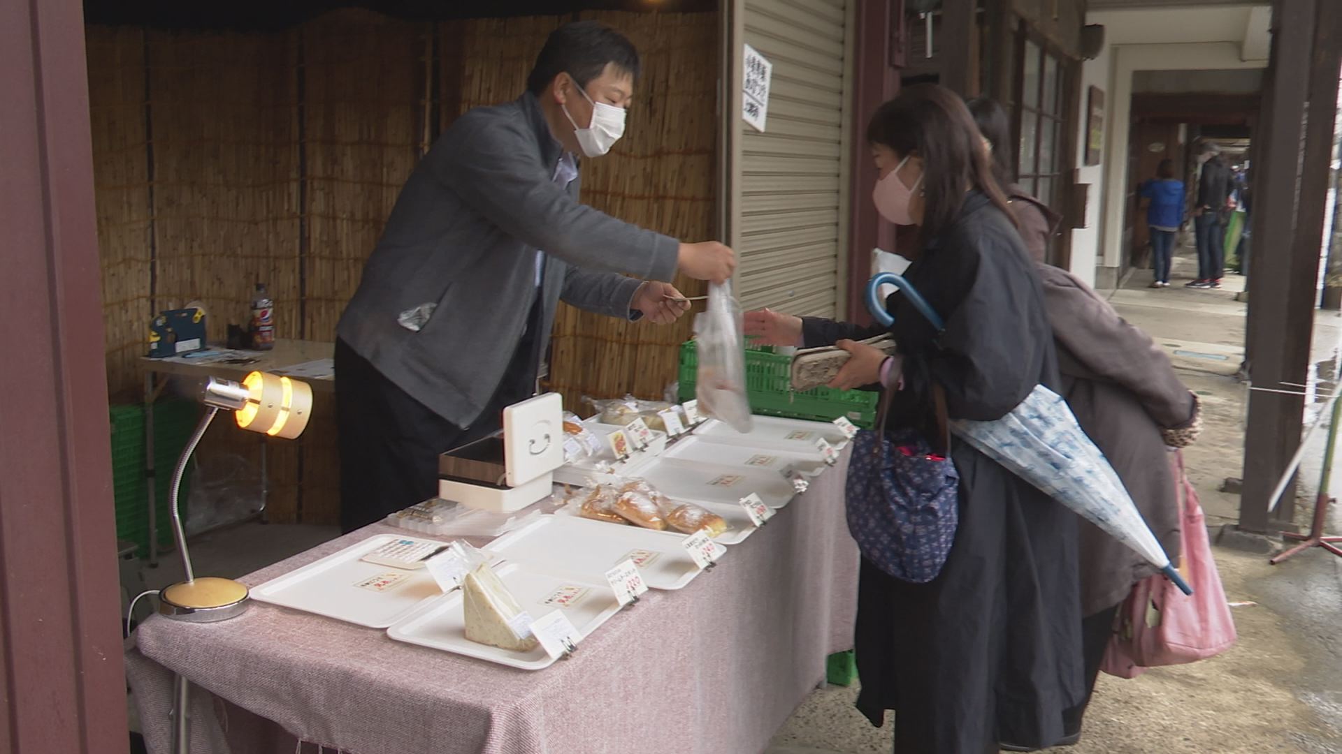 雁木がありがたい！ 大町5で「まちやｄｅマルシェ」開催