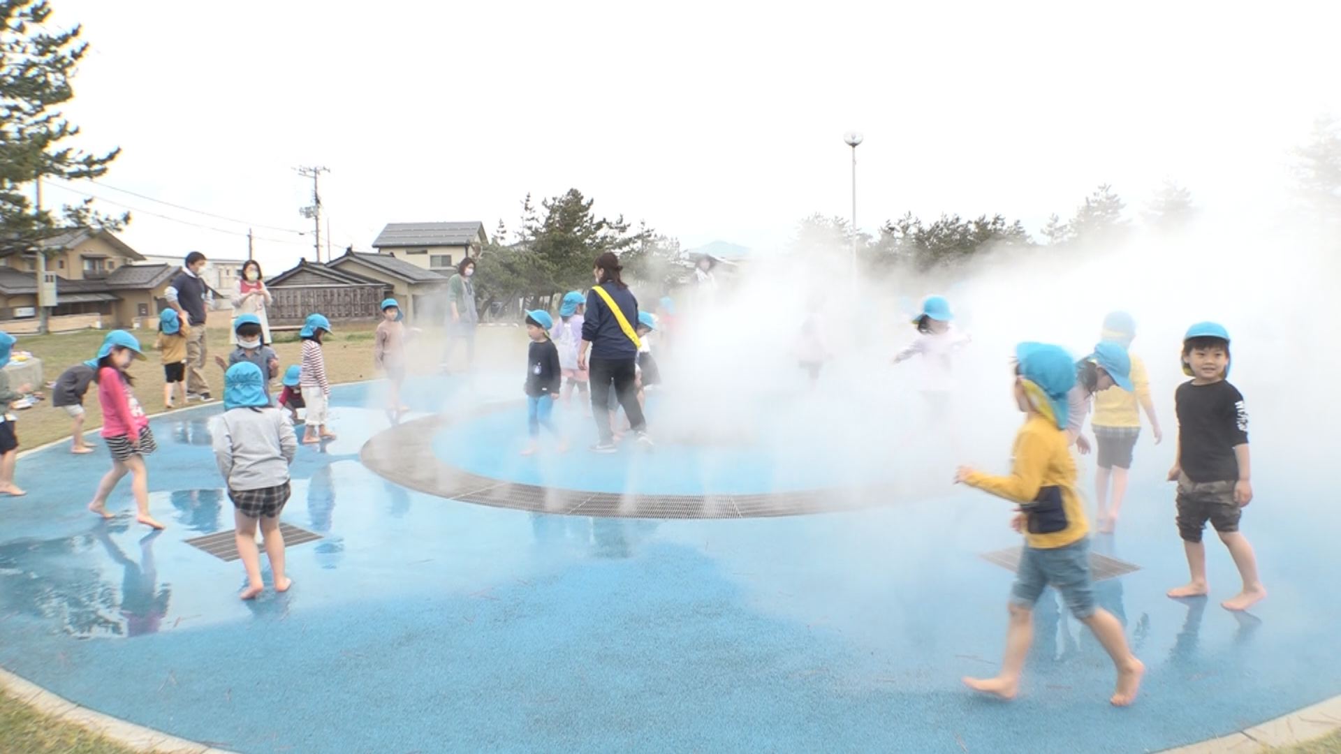 海浜公園ミスト噴水 近隣園児が水遊び！　