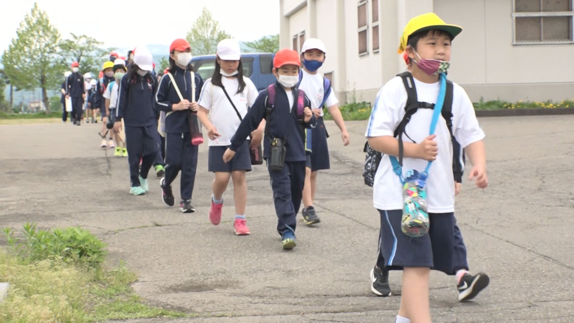 助け合ってゴール！和田小ミニ遠足