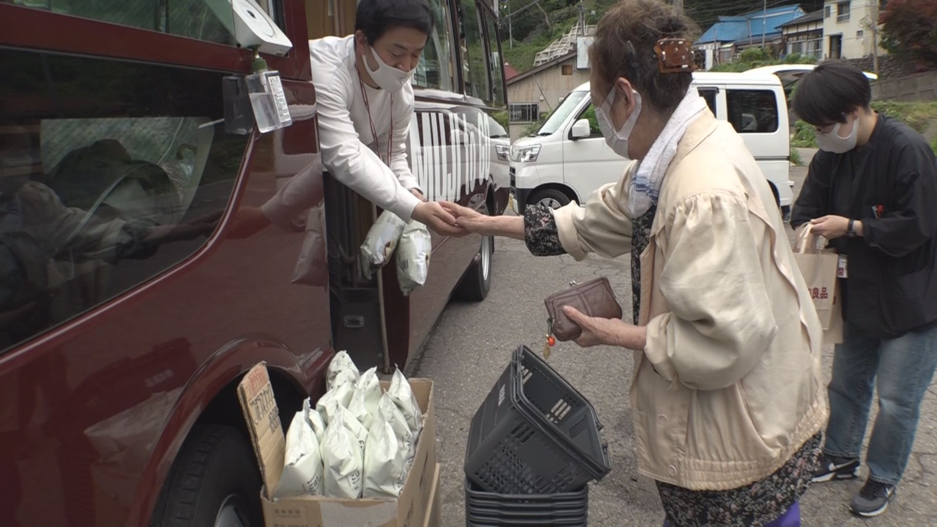 届けるのは商品と笑顔！無印良品 移動販売車が新井南部へ