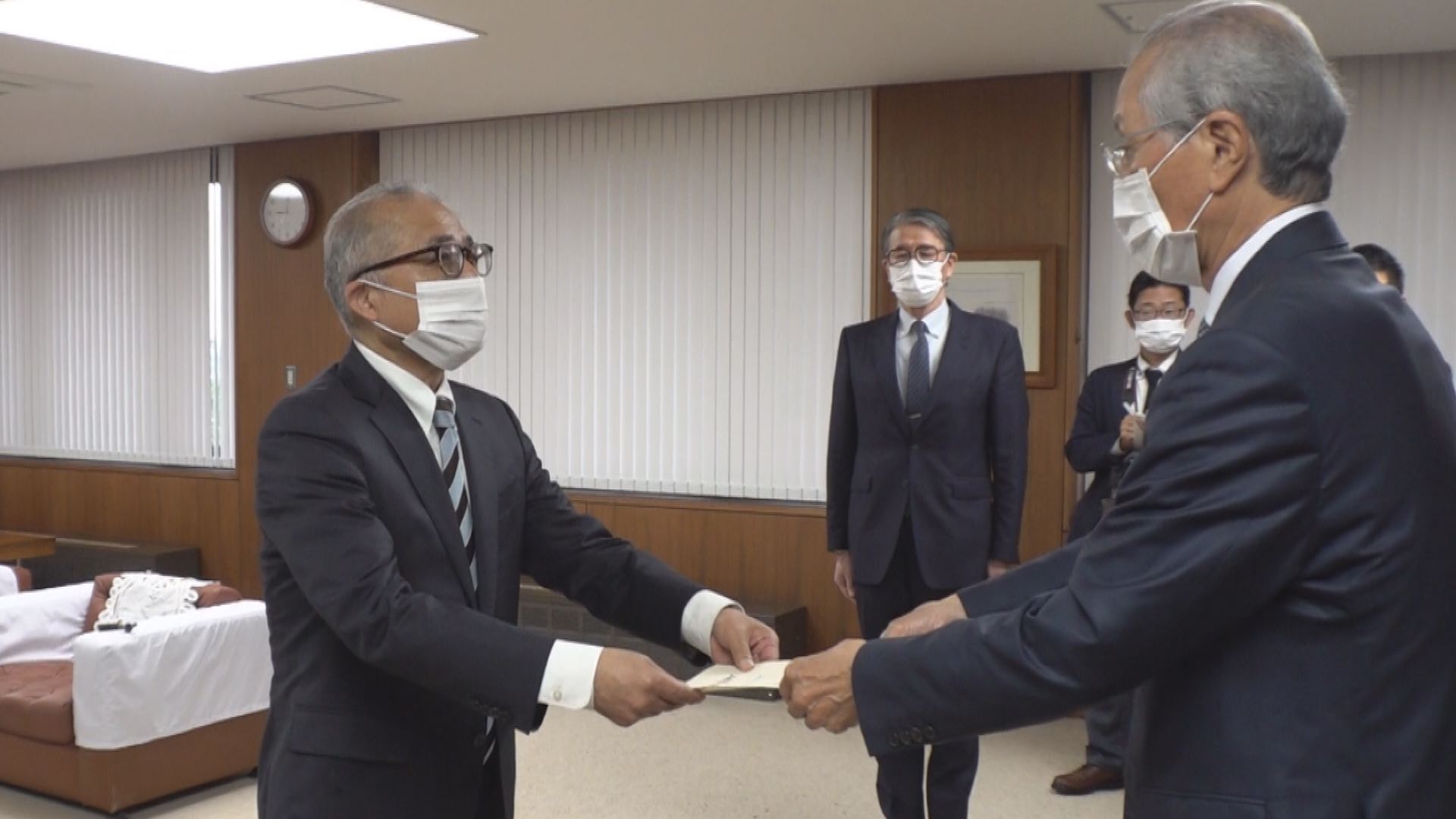 上越市 野澤朗副市長 退職に伴い辞令交付