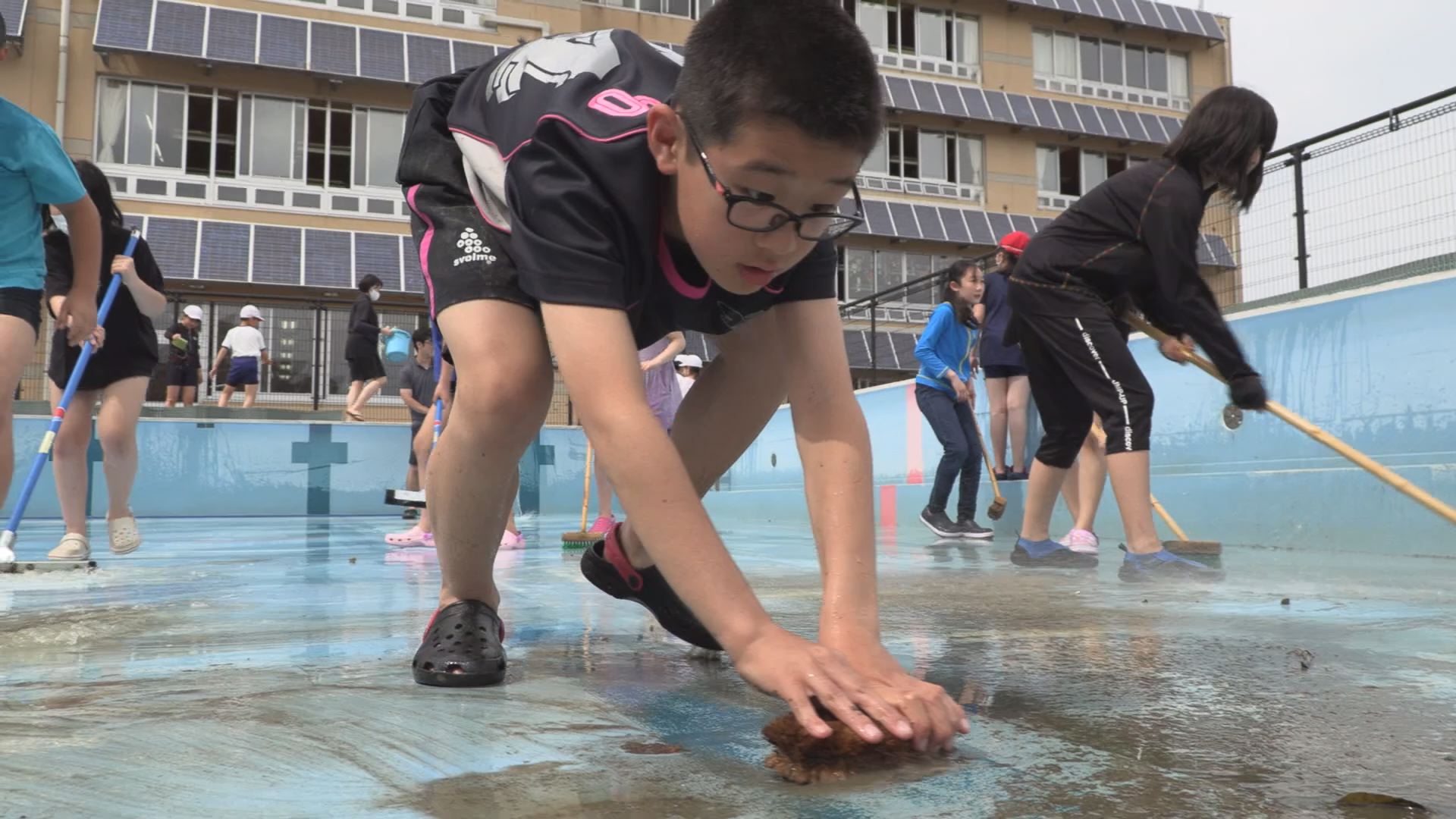 気分は水しぶき！大町小でプール清掃