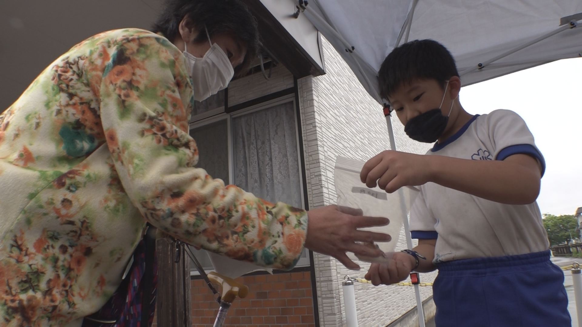 地域の人とつながろう！附属小3年生が朝市に出店