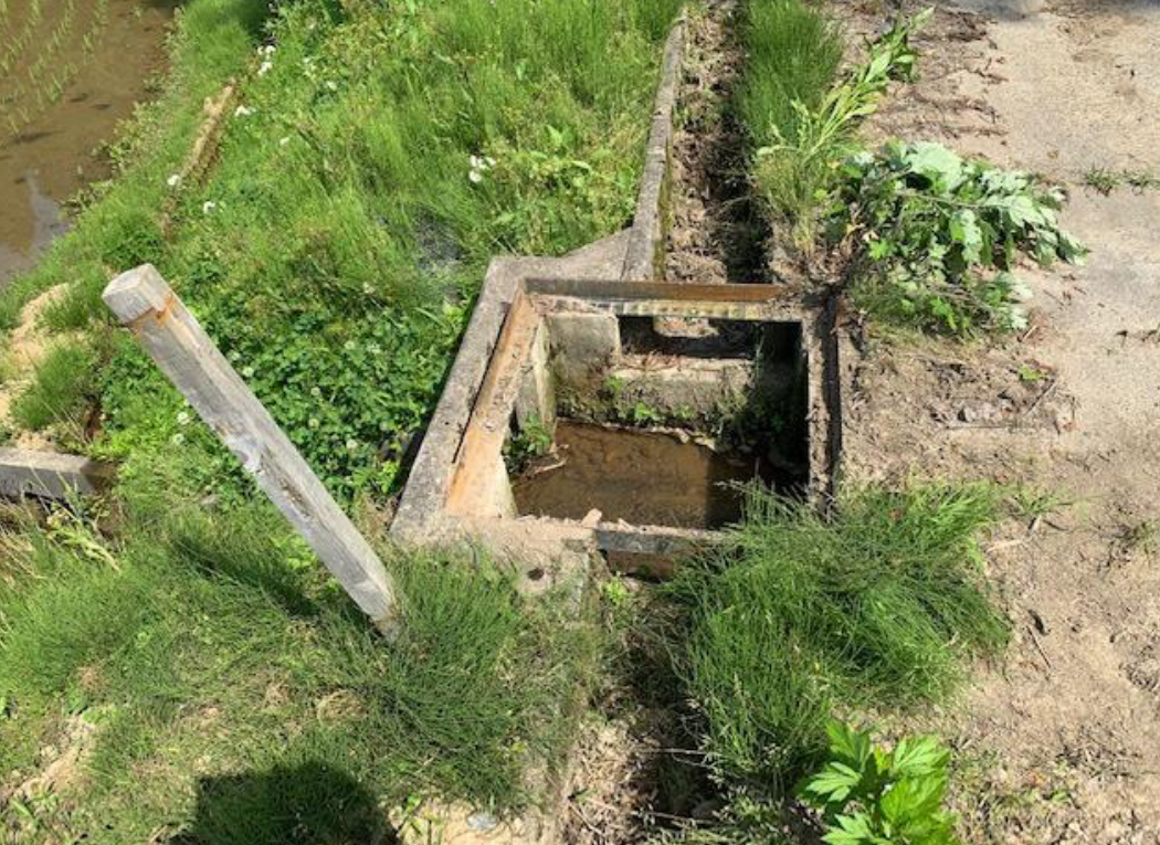 大島区田麦の農道沿い 集水桝のグレーチング蓋盗まれる
