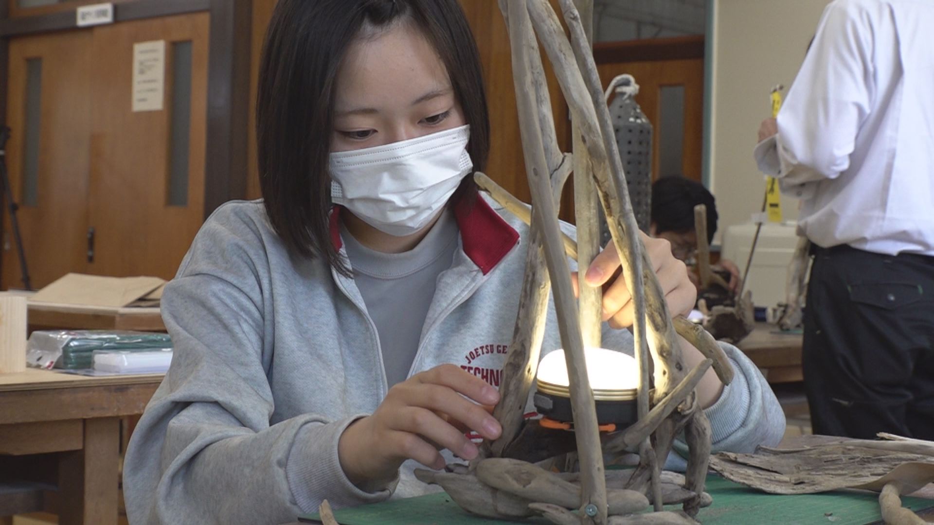 自由な発想でモノづくり！海岸の流木や貝殻を集めてランプ作り