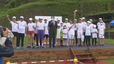 佐渡市で聖火リレー 12人がつなぐ／佐渡テレビジョン