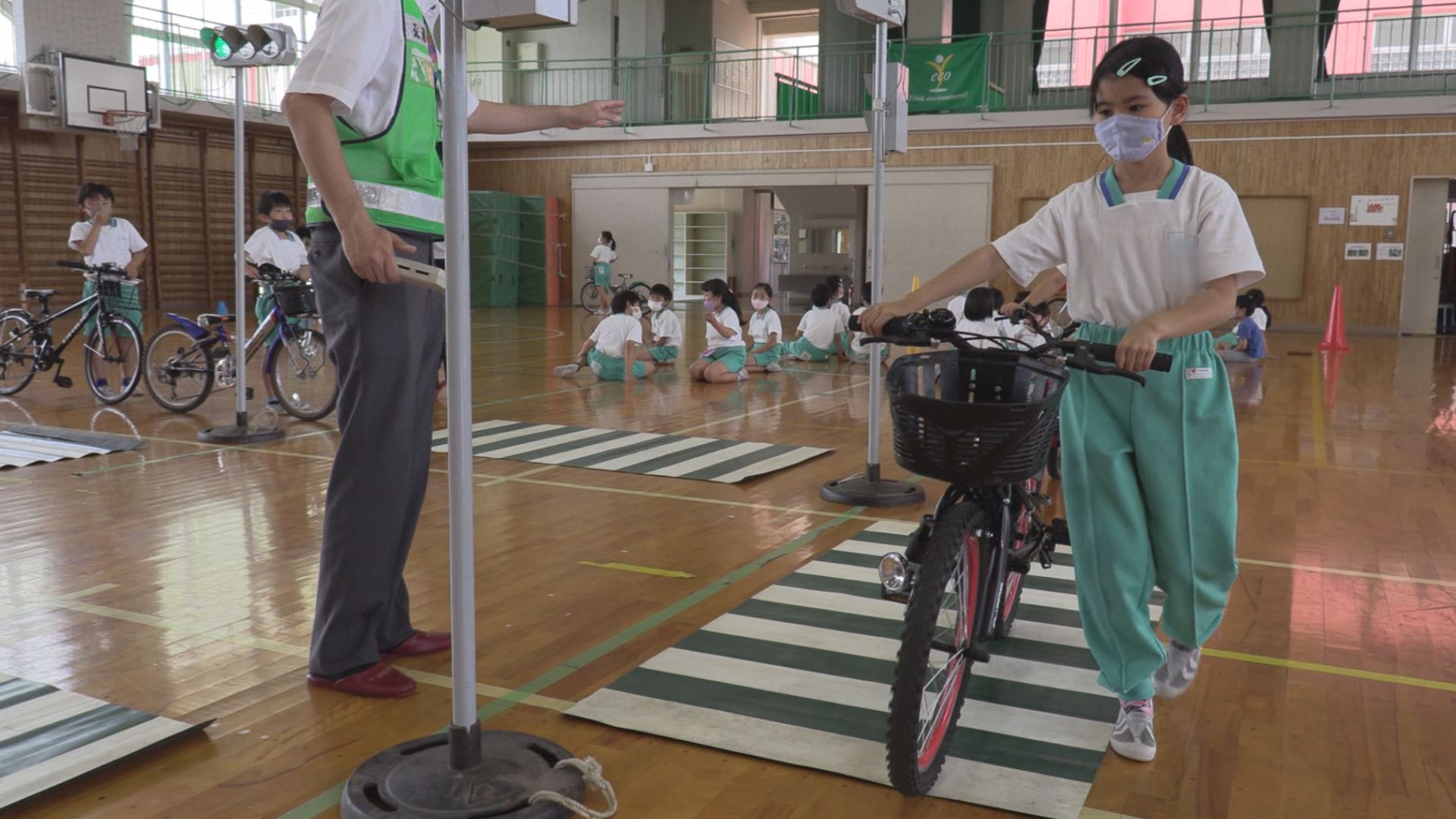 命を守るため大切なこと 新井中央小で自転車教室