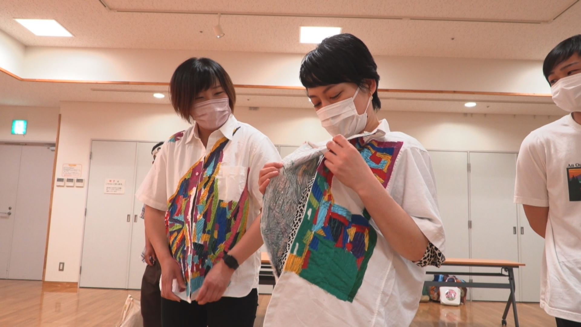 アートを着よう 「なおえつ うみまちアート」のシャツを市民に配布