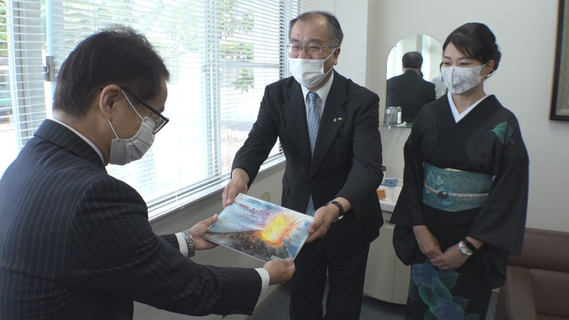 絵本「火の山みょうこう」80冊を上越市内の小中学校に寄贈