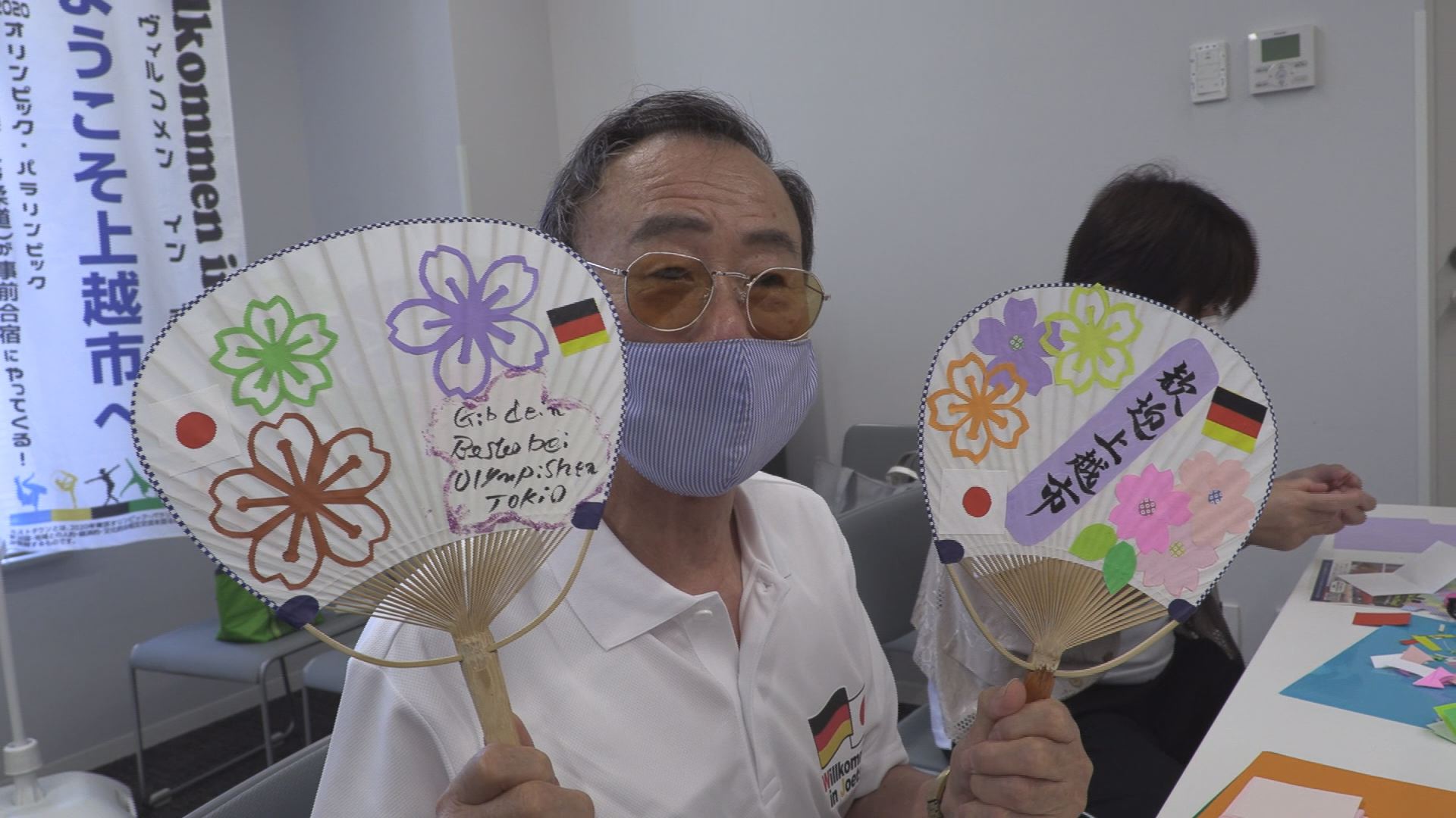 五輪ドイツ体操チームを歓迎　サポーターが折り紙やうちわ作り