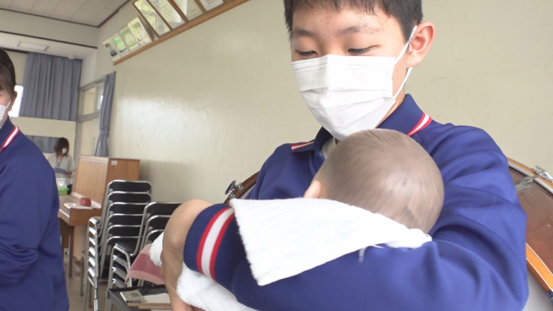 妙高中3年生 赤ちゃんとふれあい命の大切さを学ぶ