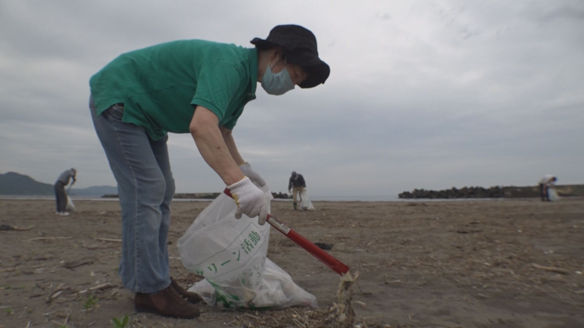 上越市の海岸線で海岸清掃