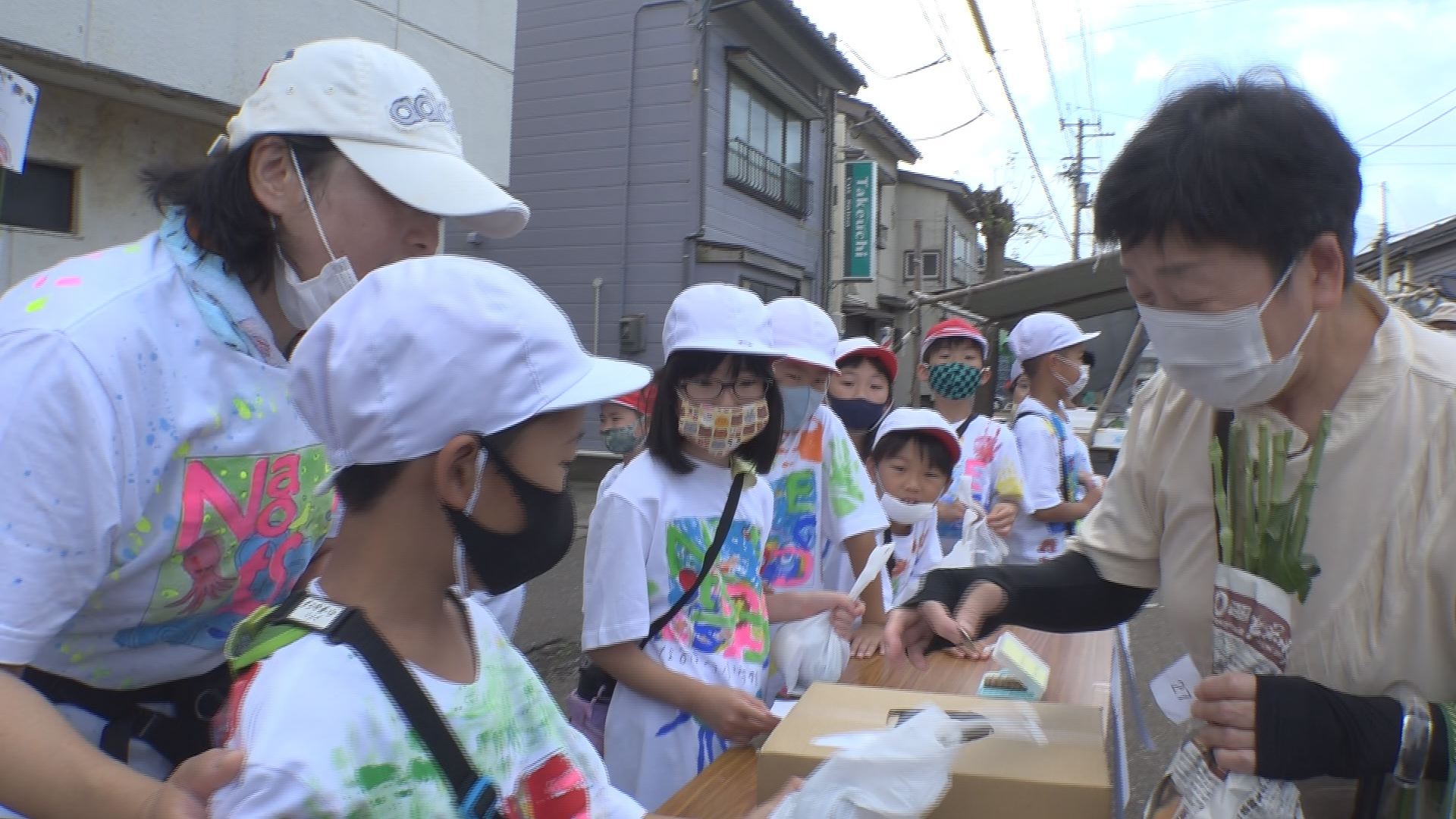 直江津小2年生 朝市で丸えんぴつナスを販売