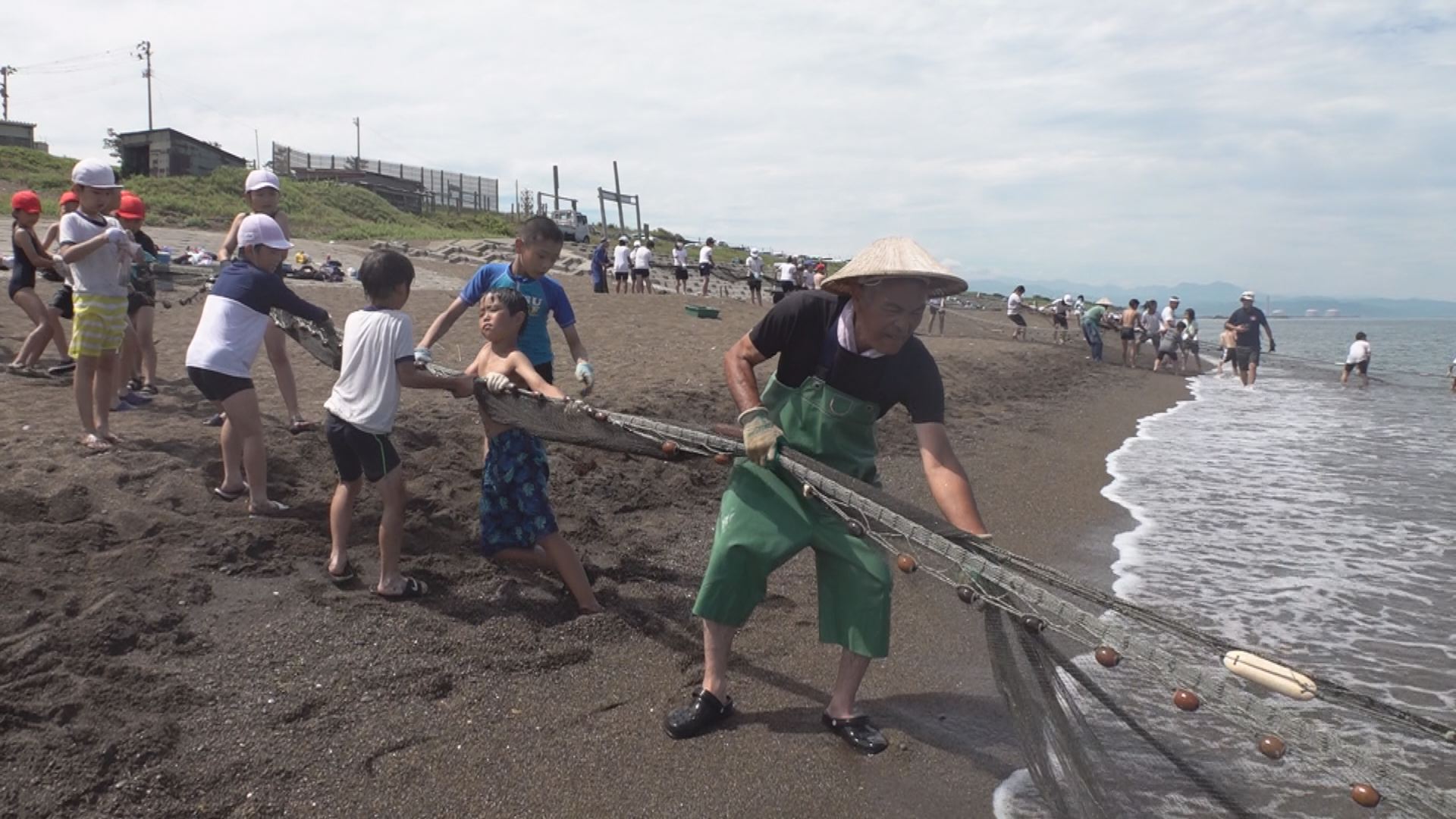 ふるさとの海はきれいでうんまい！柿崎小児童が地引網体験