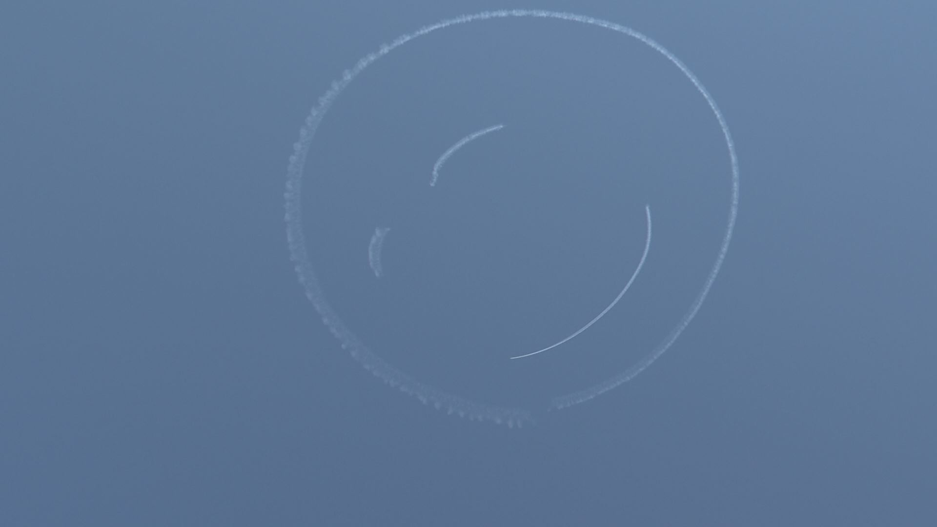 【動画】上越市上空に大きな「スマイル」出現！フライフォーオール大空を見上げよう