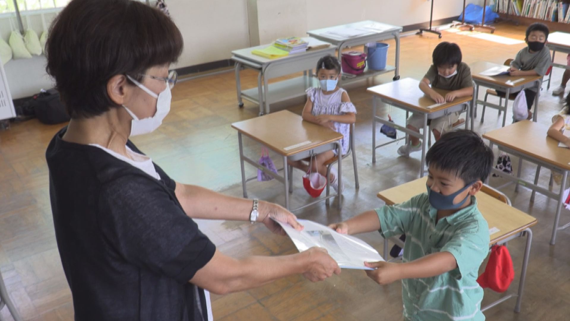 夏休みは夢に挑戦！小学校で終業式