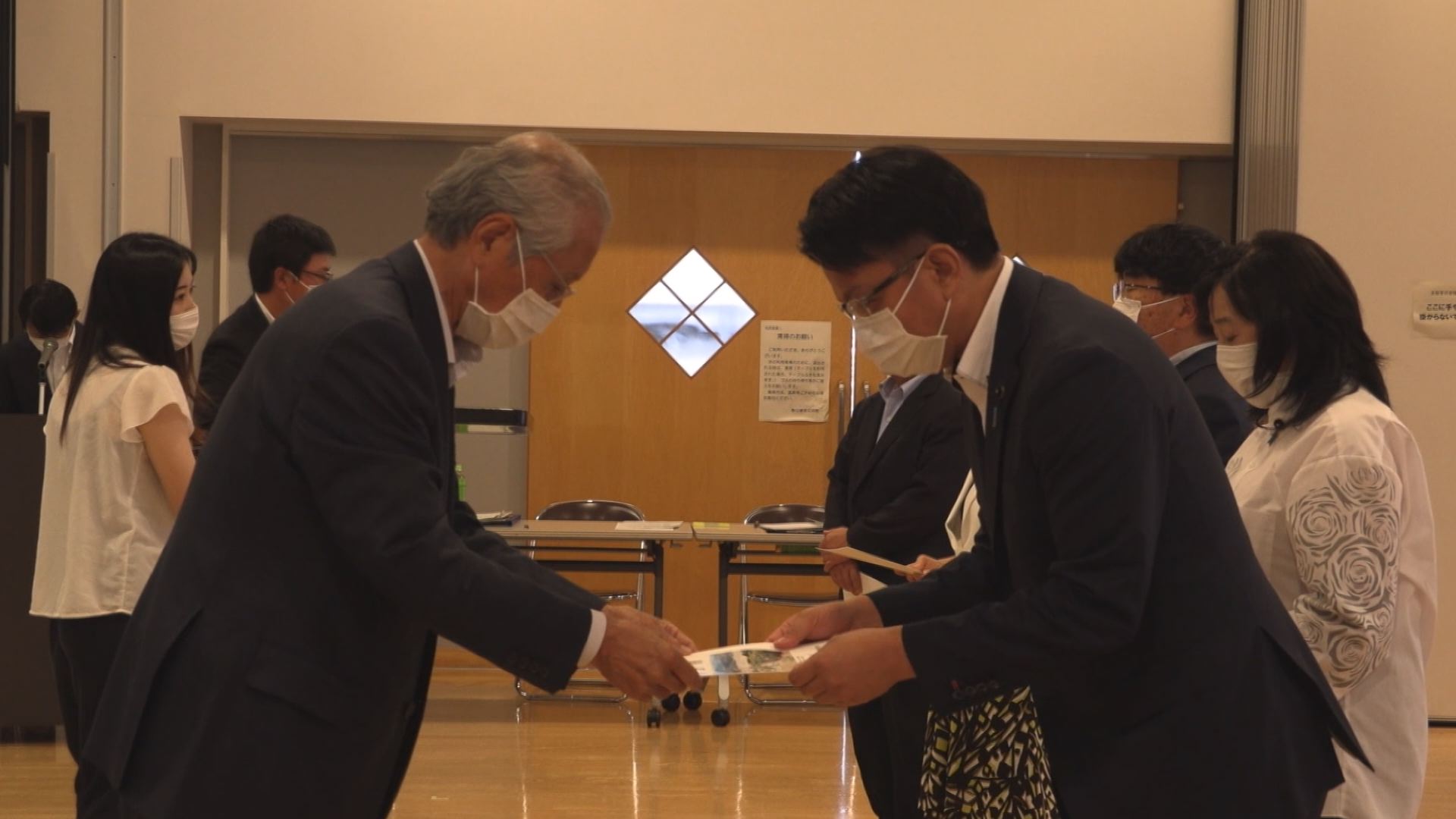 上沼道の早期整備を 村山市長が要望書を手渡す