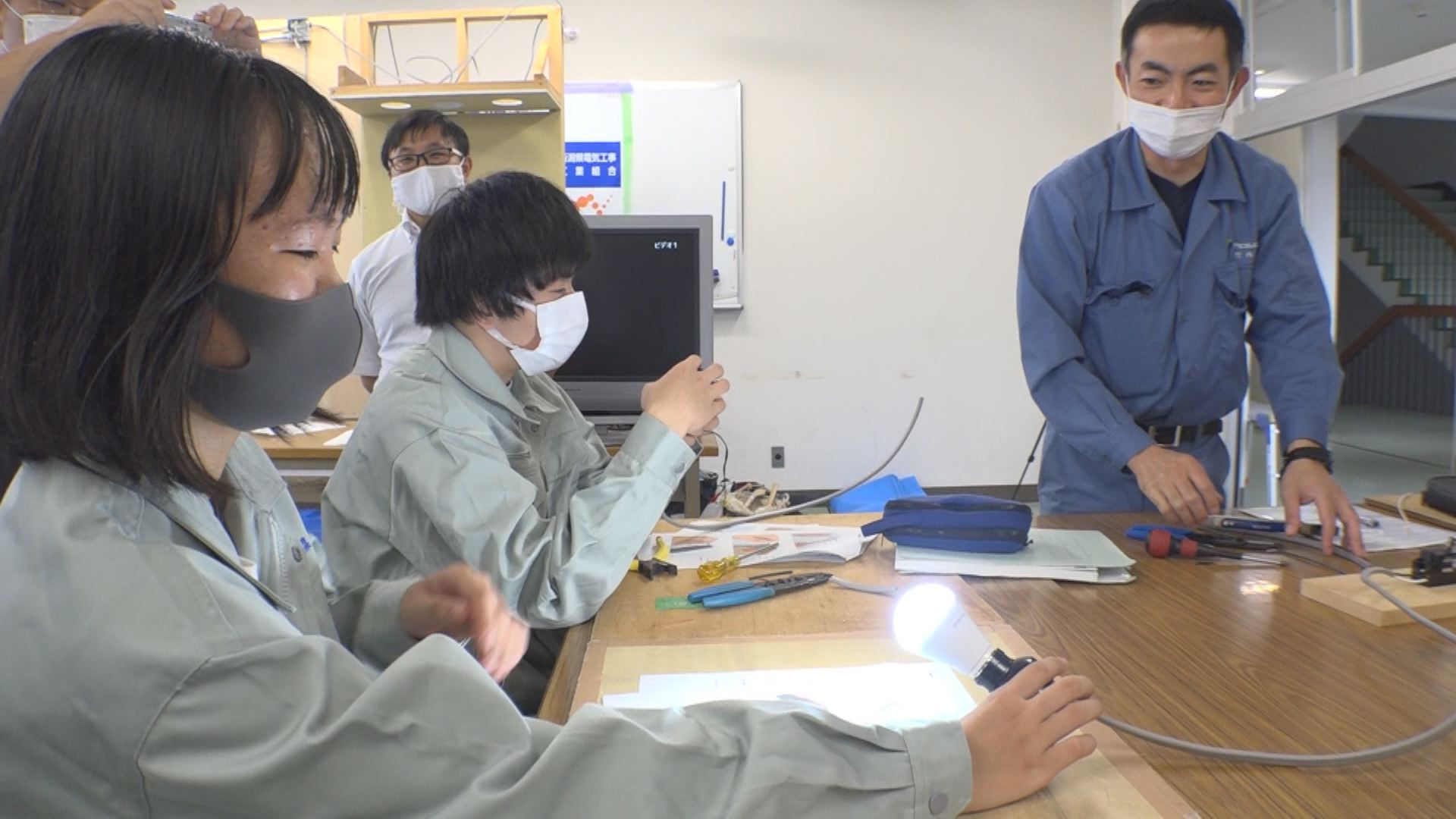 電気工事業に関心を！業界の先輩が高校生に実演