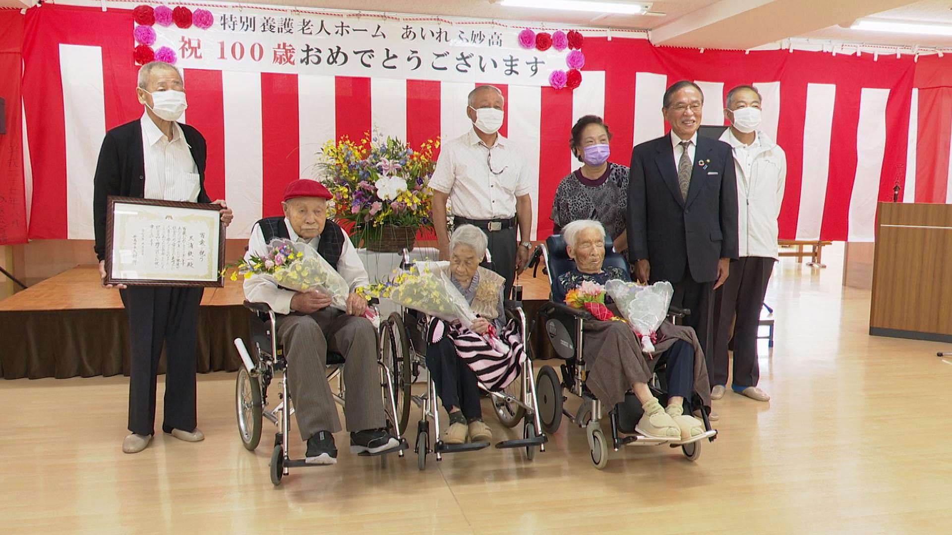 妙高市の百歳を祝福！入村市長が長寿を祝う
