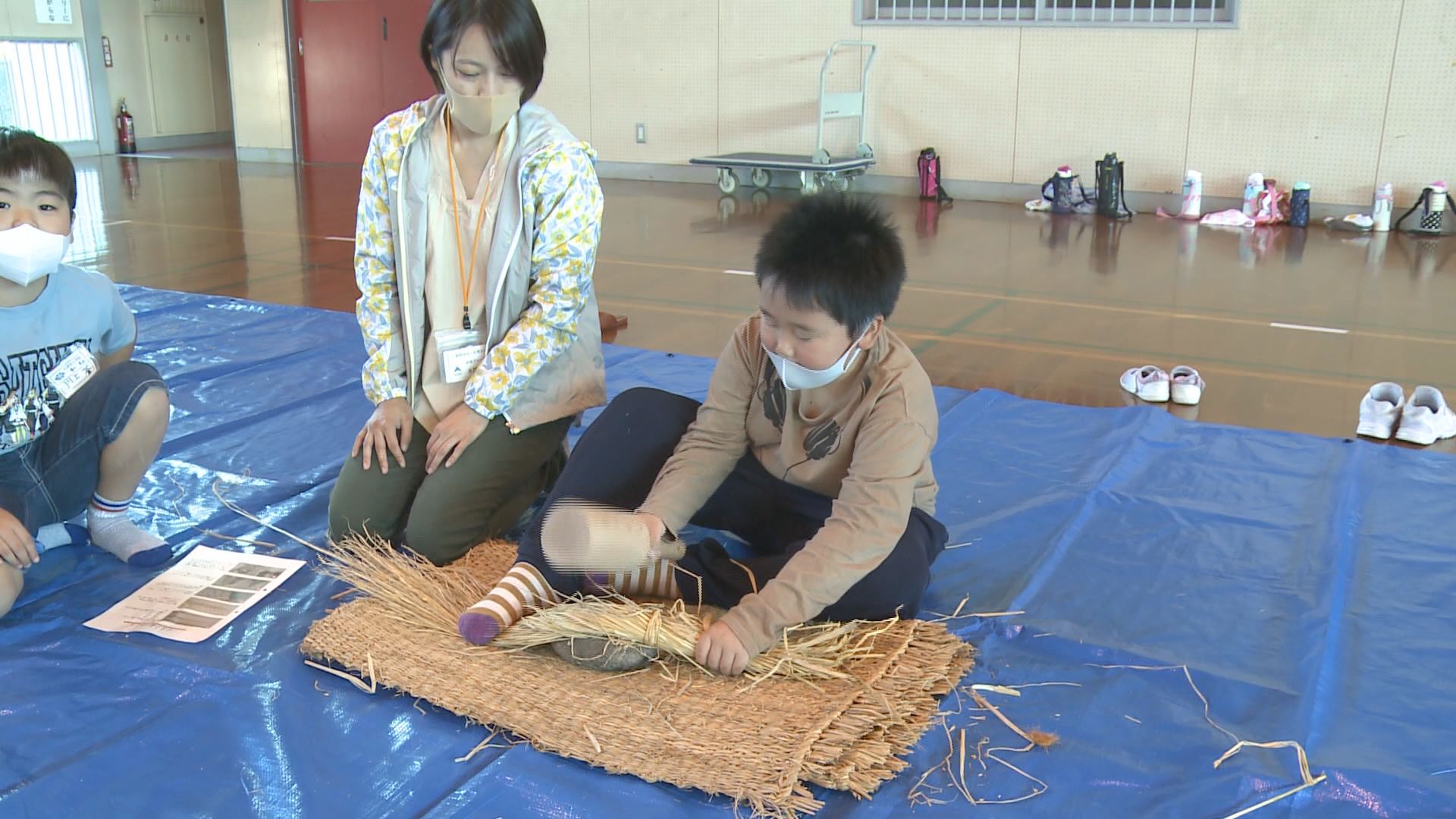 佐渡の伝統工芸を学ぶ  河原田小児童がわら細工に挑戦／佐渡テレビジョン