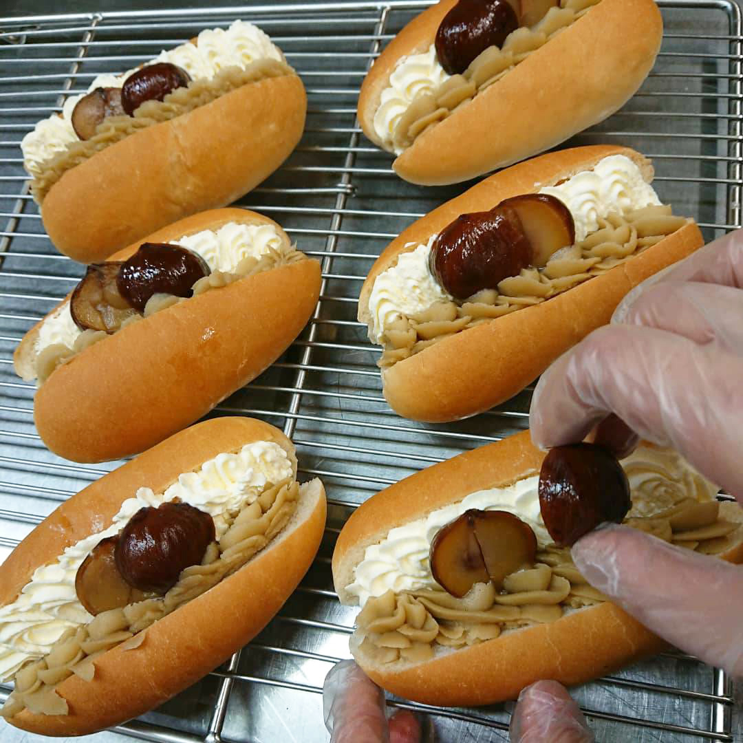 大粒の渋皮栗がごろっと！小竹製菓 秋のスペシャルサンドパン販売