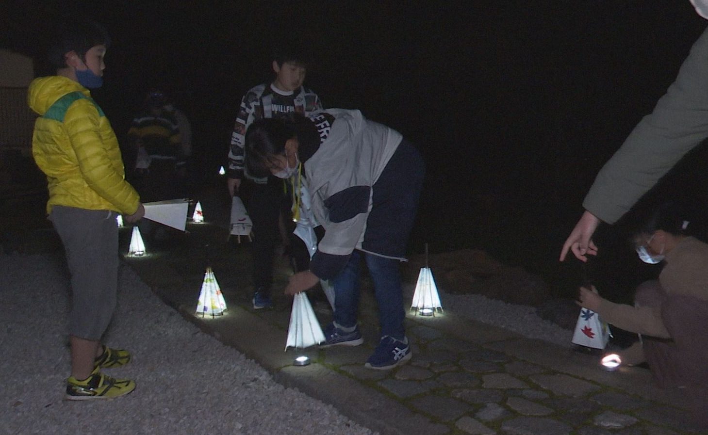 お寺は夜が楽しい！大町小児童が善導寺をライトアップ