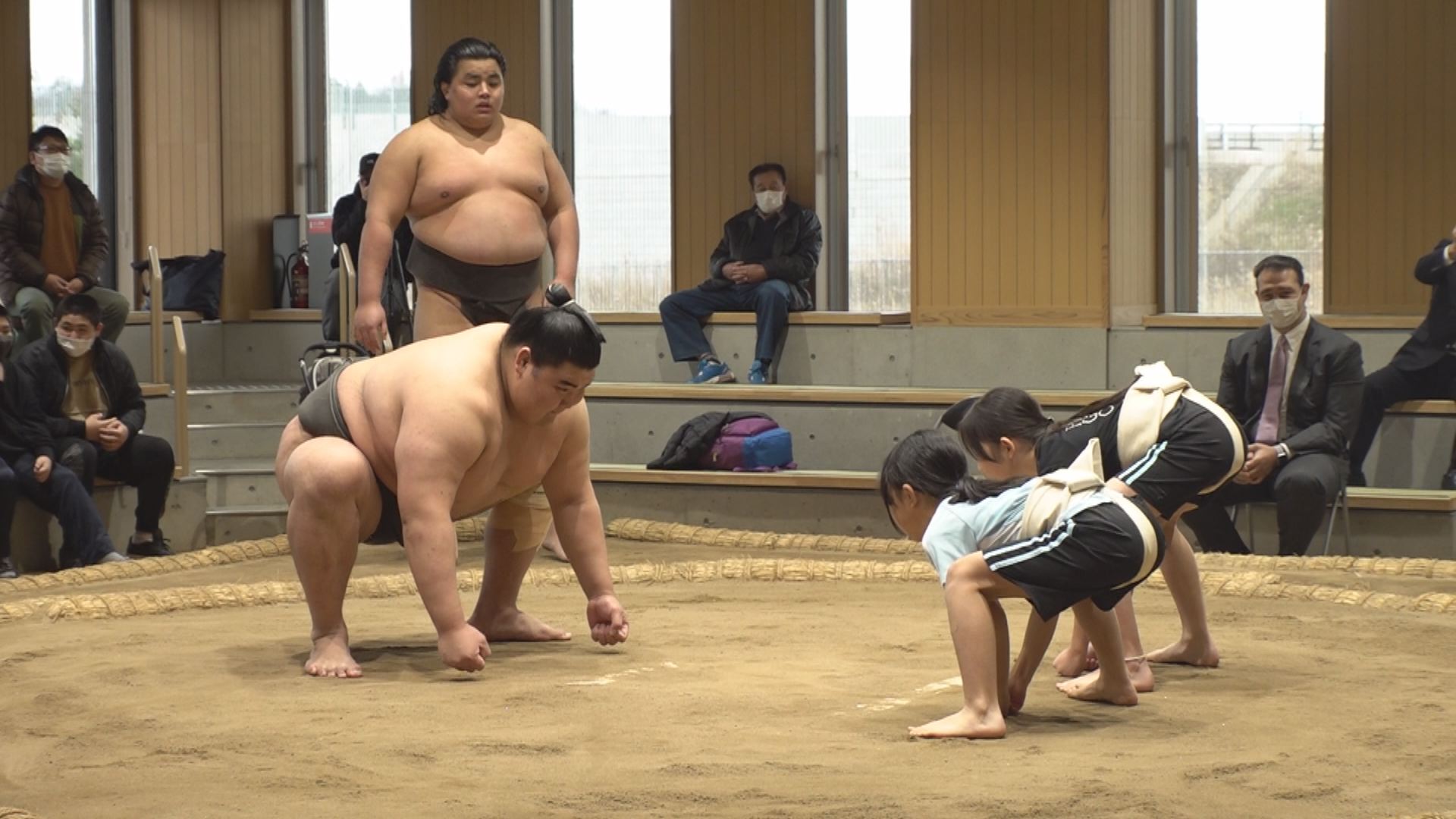 鳴戸部屋の力士とはっけよい！謙信公武道館で相撲体験会