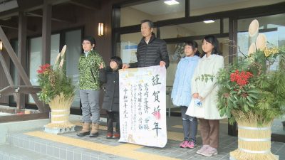 内海府小児童 地域住民に手作り門松を寄贈／佐渡テレビジョン