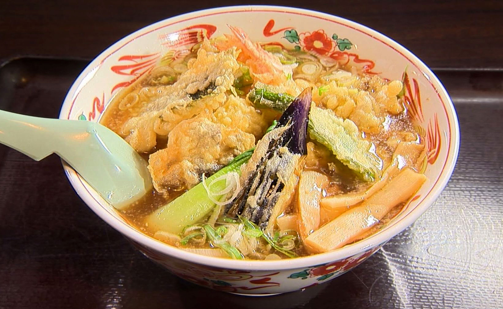 意外な組み合わせの名物ラーメン 柿崎区「食事処なべや」