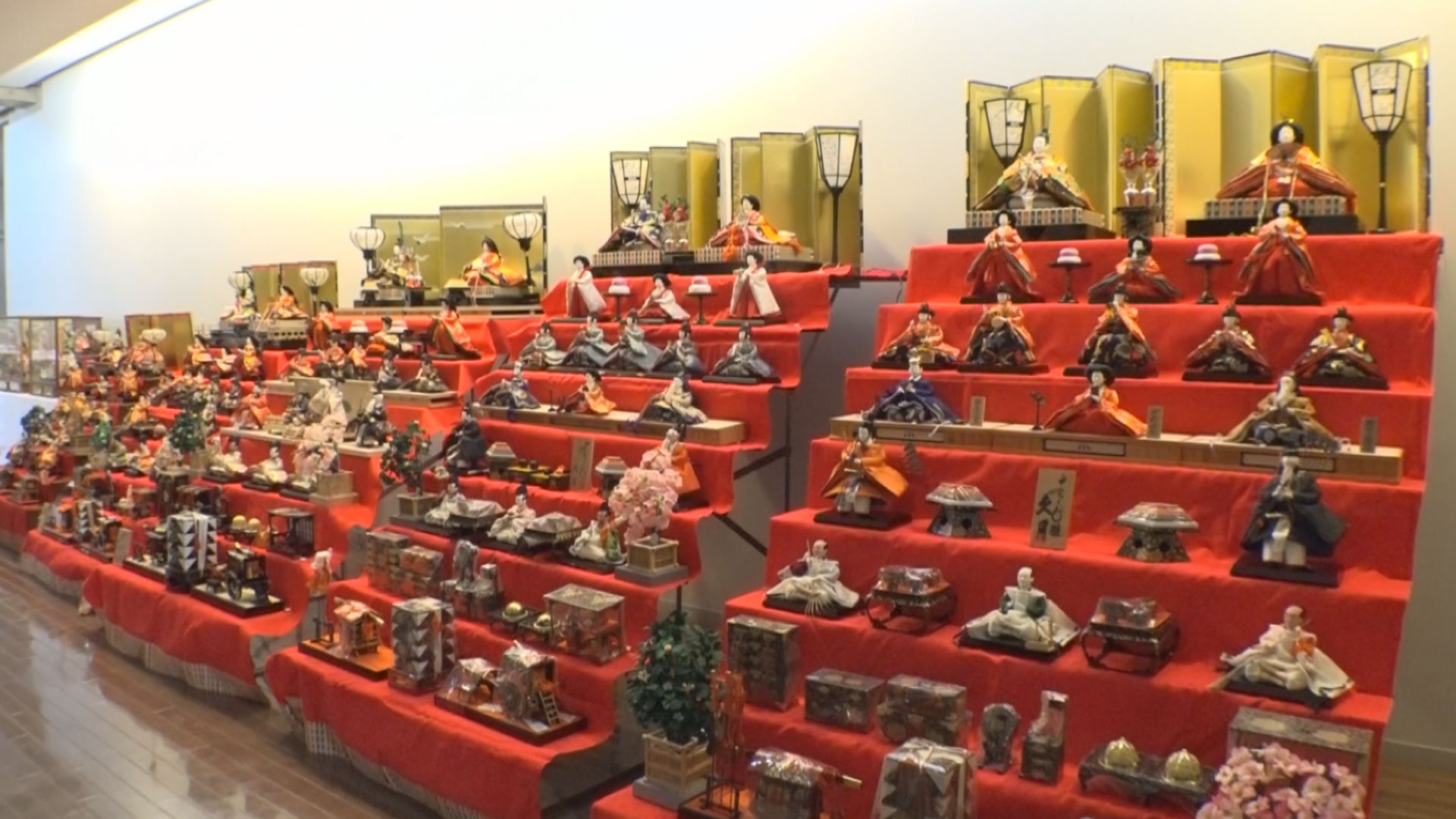 ひな人形100体展示 板倉区「ゑしんの里記念館」