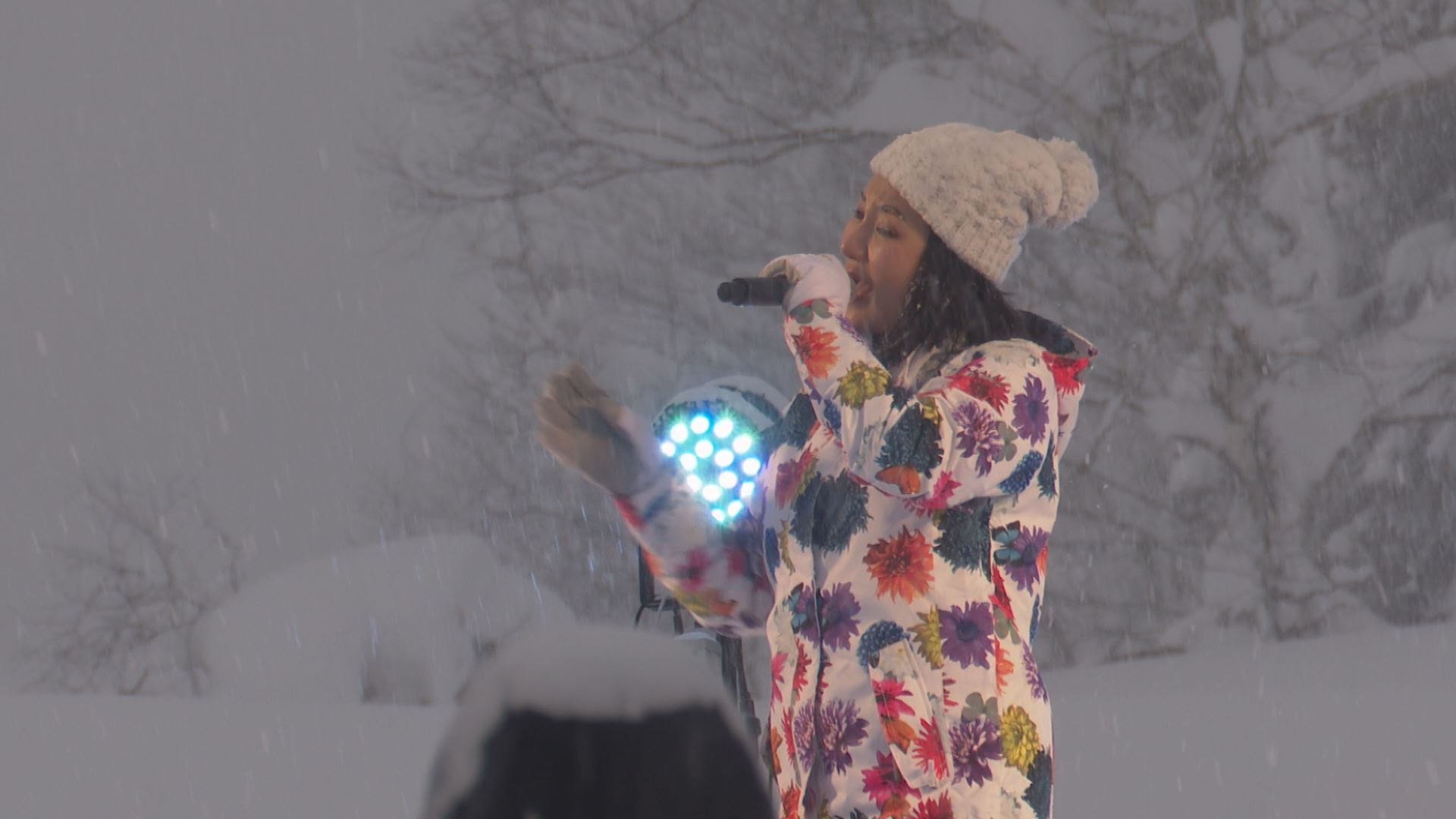 冬の女王 吹雪に降臨！広瀬香美さんがAKAKANでライブ♪