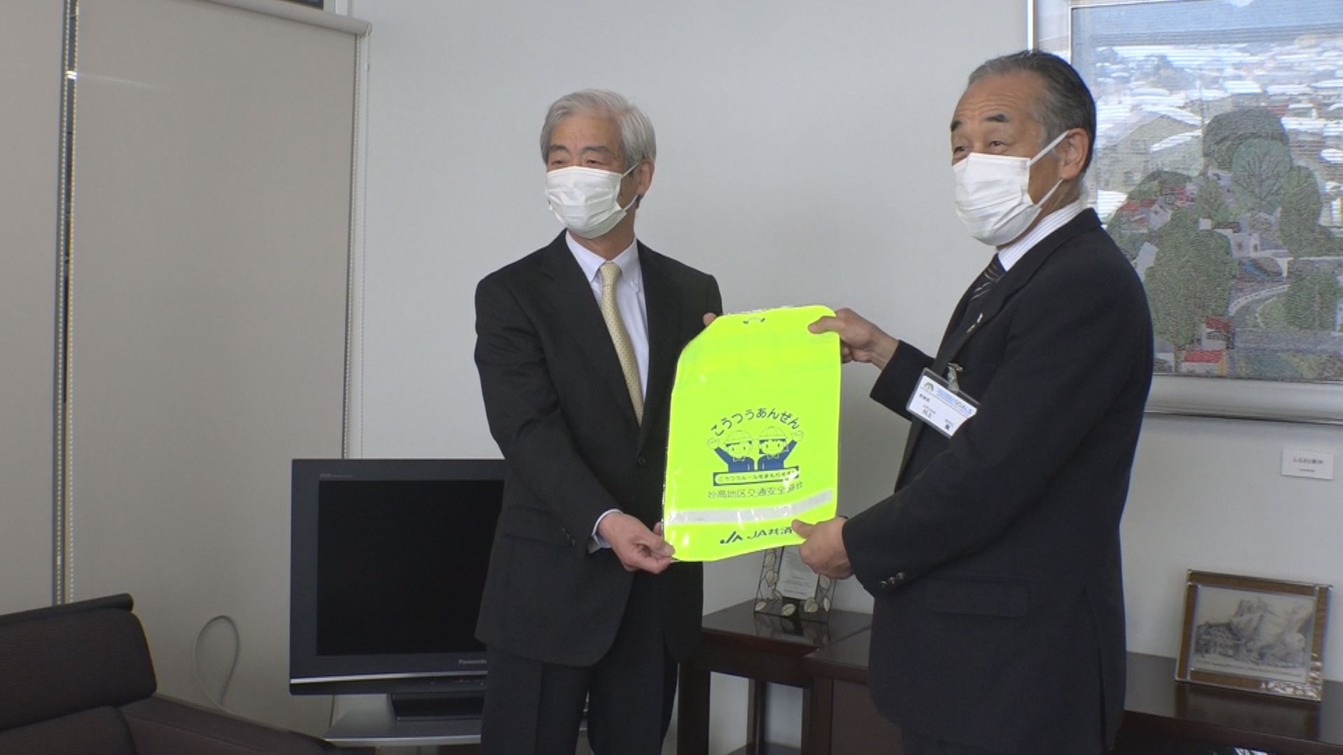 妙高地区交通安全協会 新1年生に反射材付きランドセルカバー贈る