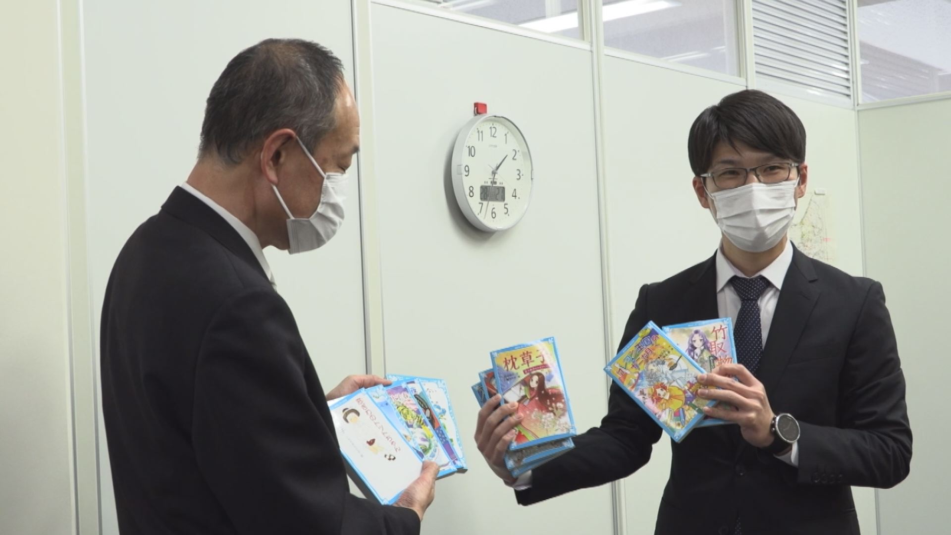 新潟県労働金庫 上越市の小学校に文庫本セット寄贈