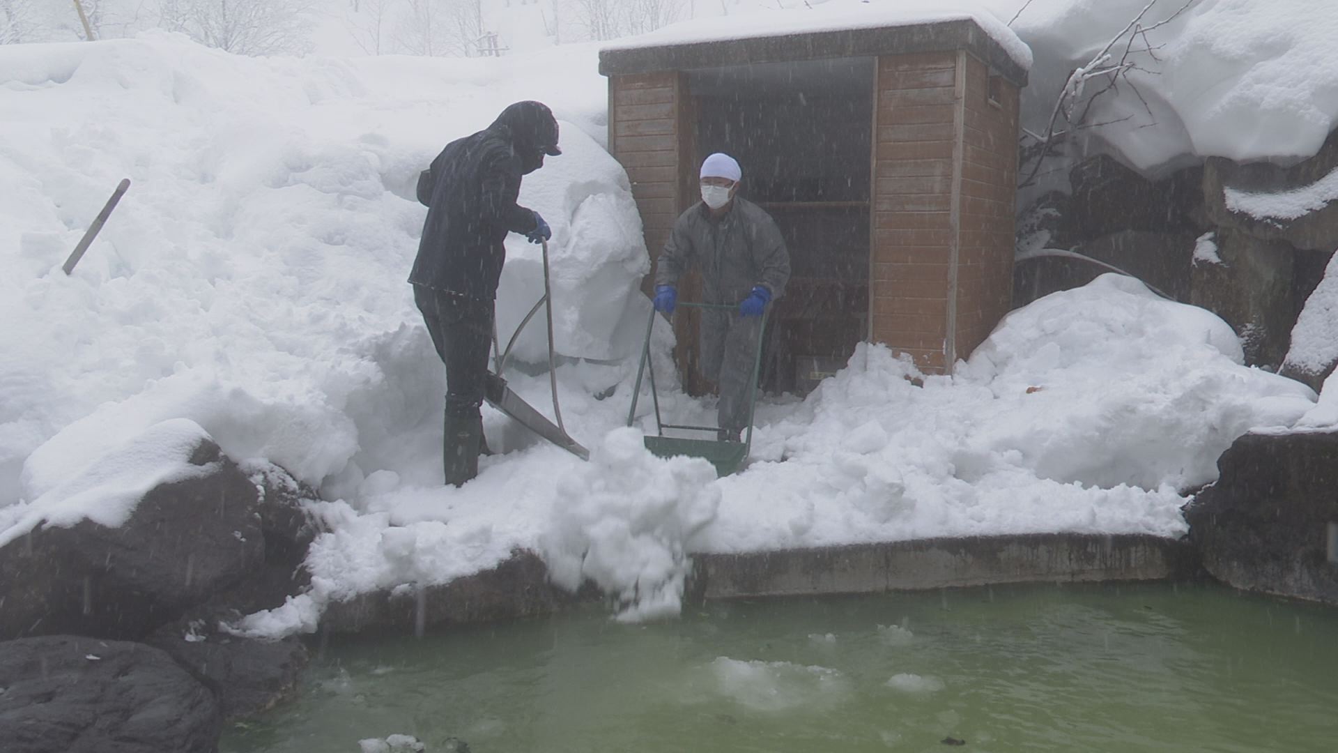 妙高市 燕温泉「黄金の湯」4月2日オープンへ 雪掘り作業進む