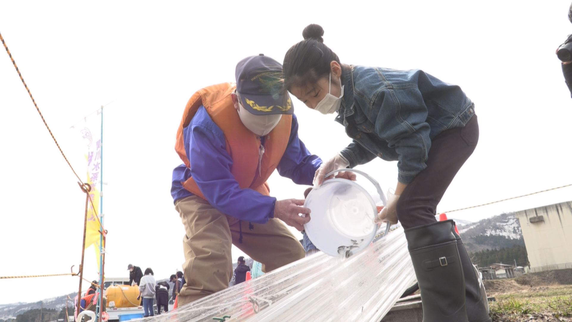 4年後に帰ってきてね 黒田小4年生がサケ稚魚放流