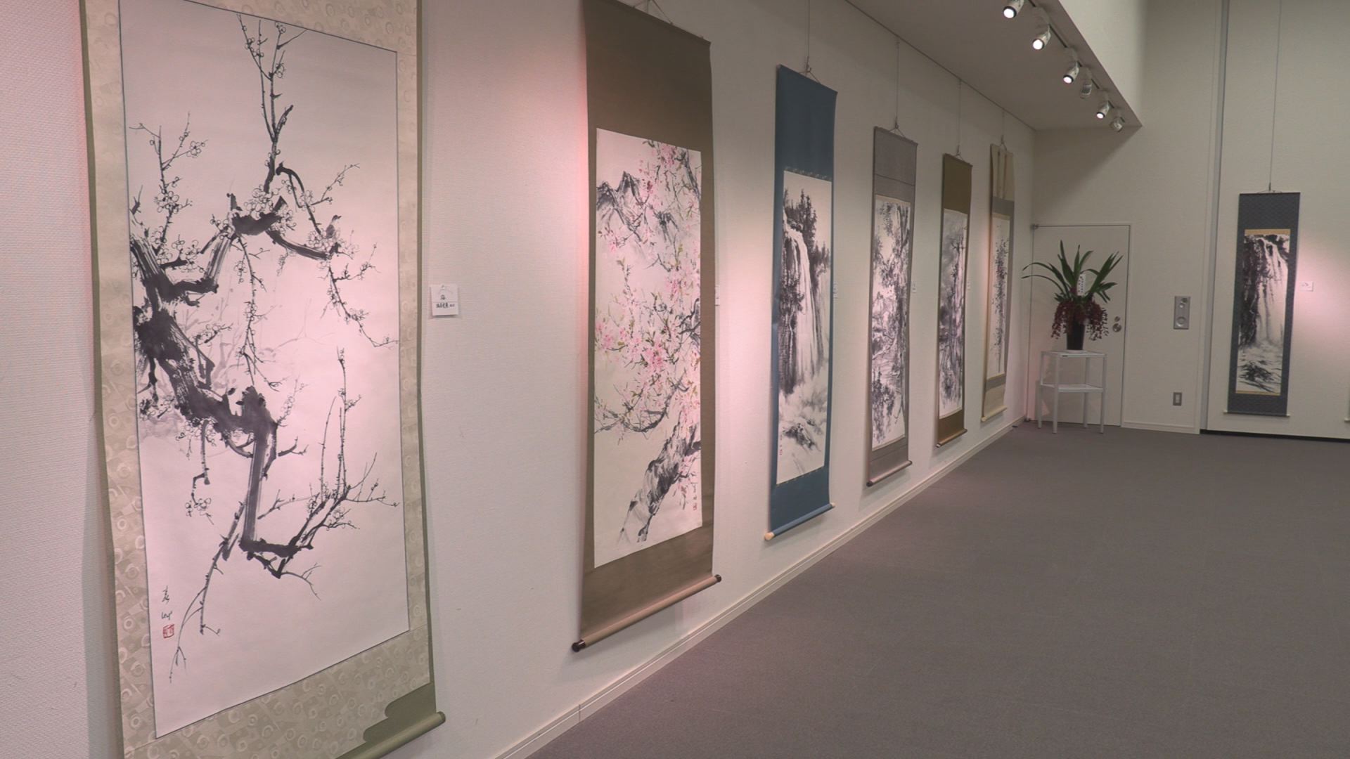重ね重ねた白と黒の世界 笹川春艸さん個展60回記念