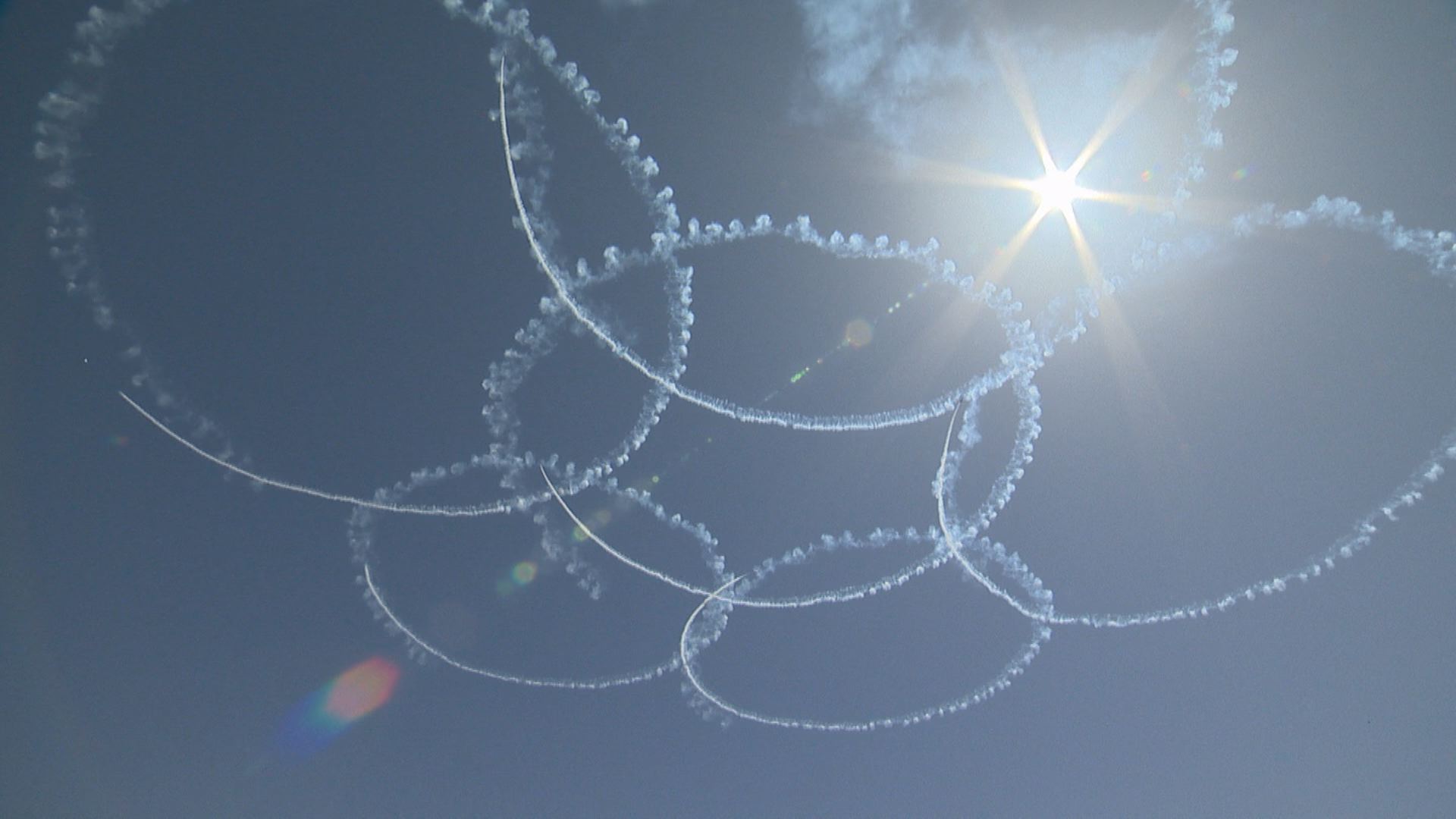 【動画】ブルーインパルス 上越の大空にサクラ描く