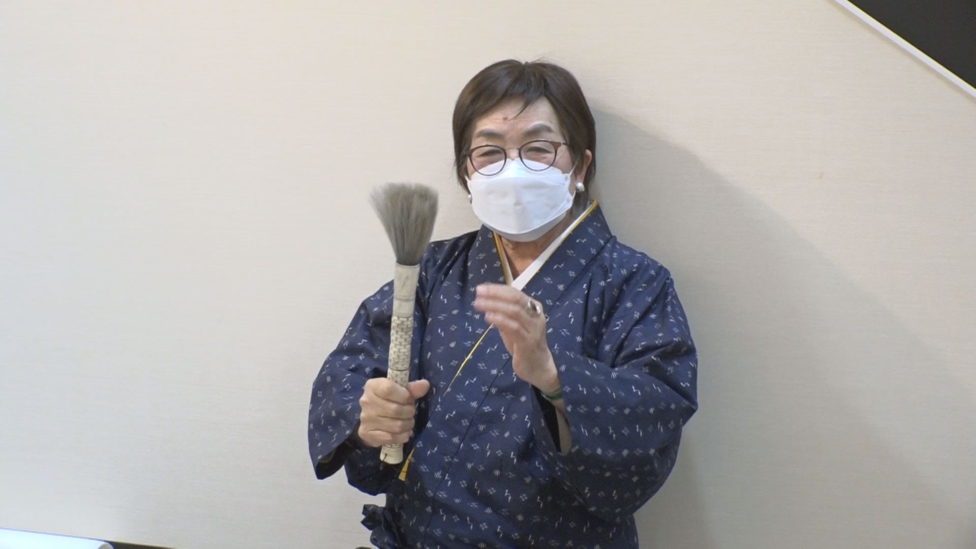 達筆は一発勝負！大町小6年生が水墨画パフォーマンスを見学