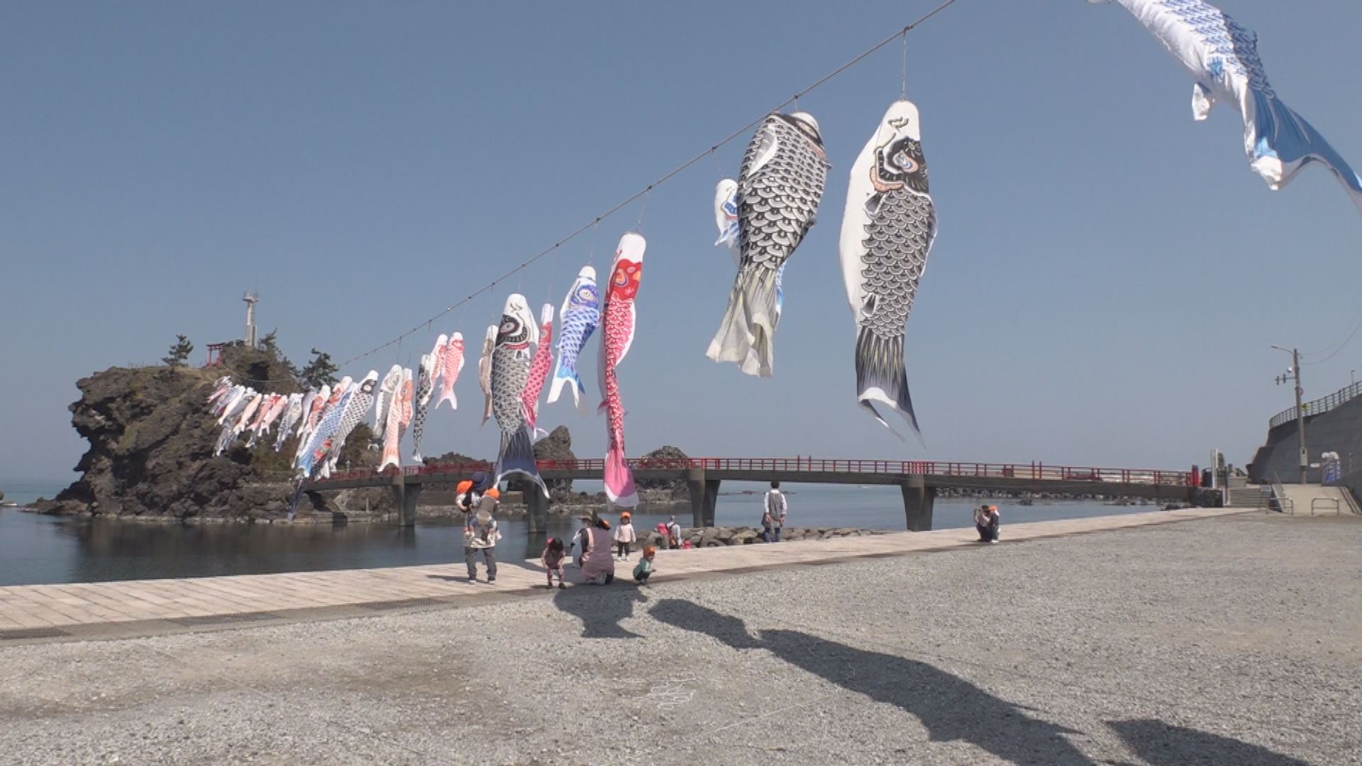 青空に60匹泳ぐ！弁天岩にこいのぼり