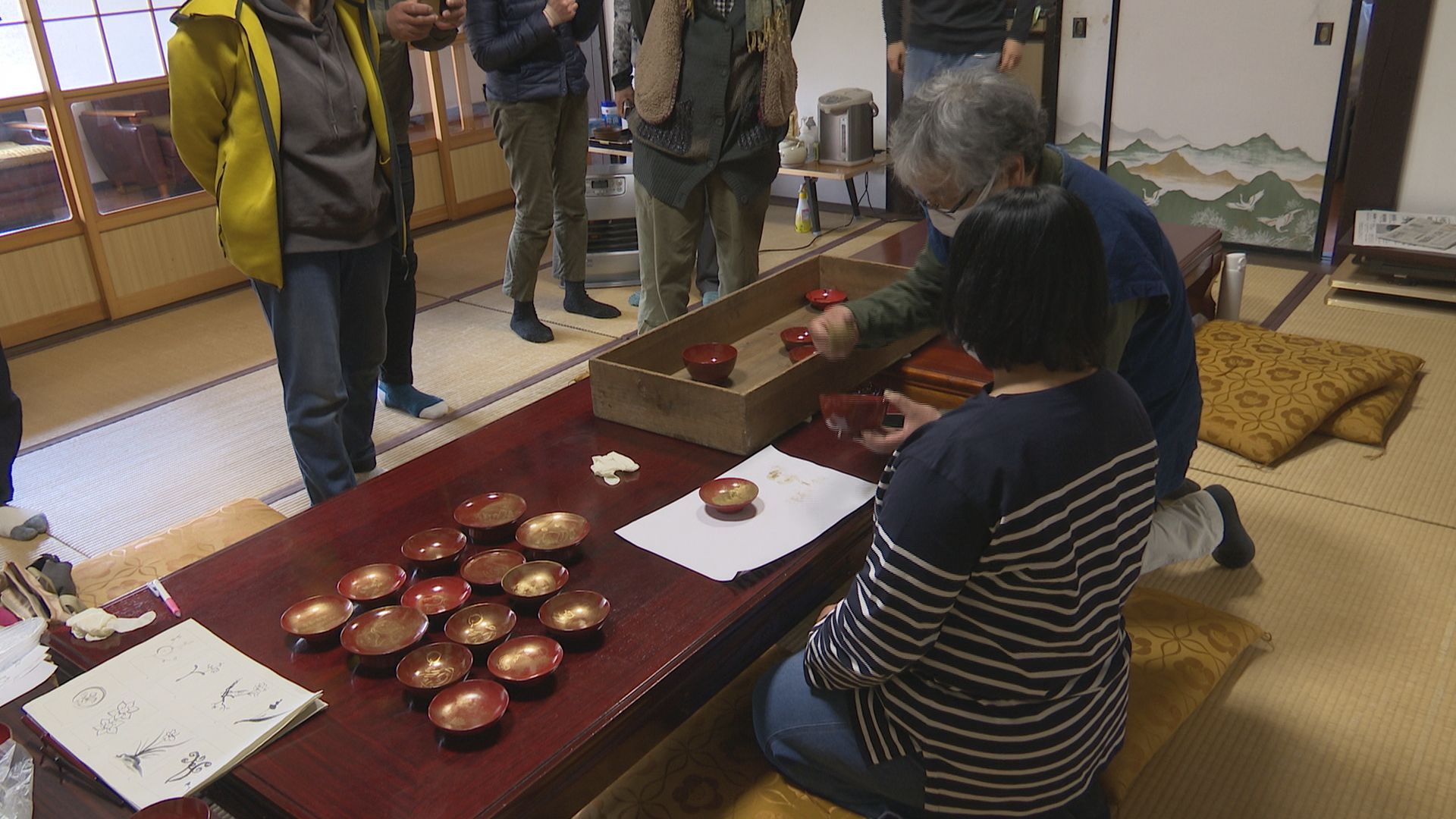 古い漆器に蒔絵を書いて再生させる体験会／佐渡テレビジョン