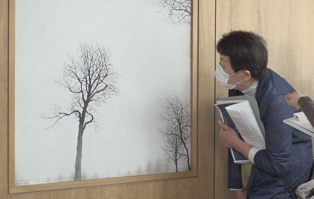 お役所でアート体験！上越市役所で富岡惣一郎の作品ツアー