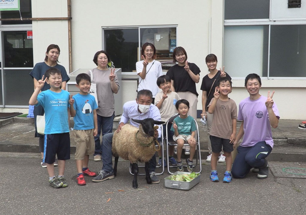 妙高高原南小 1年生クラスにヒツジが入学