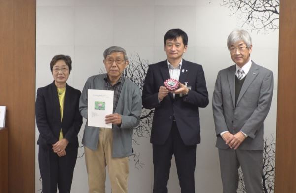 高田城址公園ハスの花16万5000本 中川市長に報告
