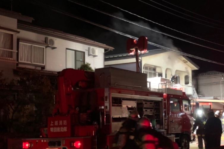 上越市上源入で住宅火災 2人が病院に搬送も命に別状なし