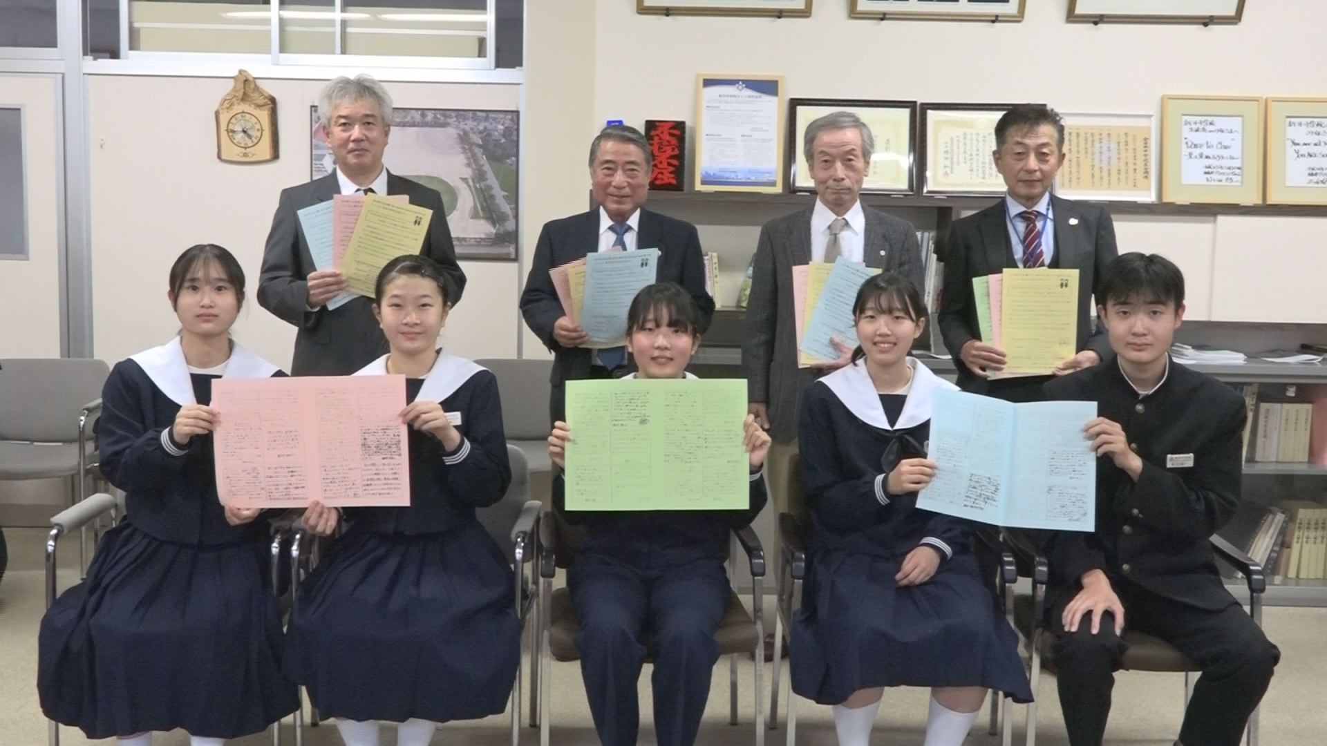 独り暮らしの高齢者に中学生が手書きのメッセージ